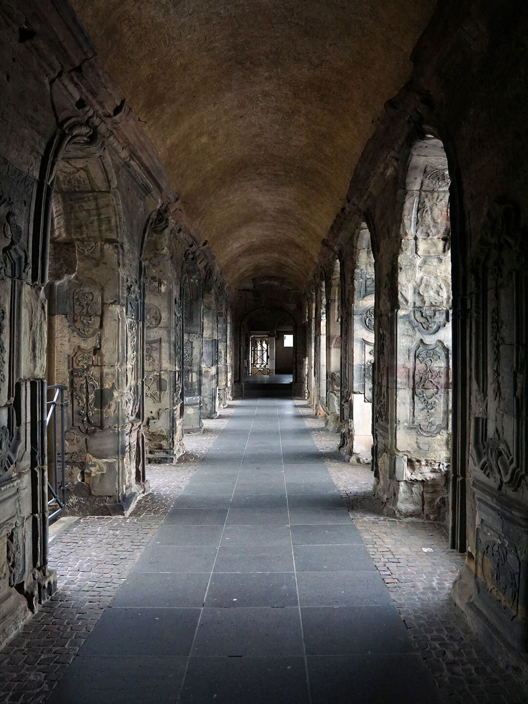 Gang mit alten römischen Wandreliefs in der Porta Nigra