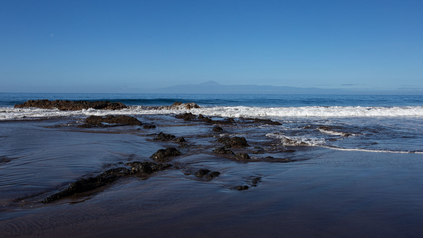 die Silhouette des Teide auf Teneriffa von der Playa de Güigüí