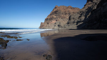 Spiegelung der Steilküste an der Playa de Güigüí Chico