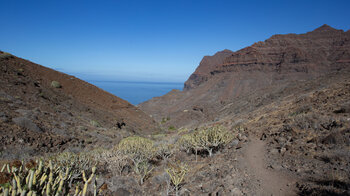 der Wanderweg verläuft durch eine breite Schlucht zum Strand Playa de Güigüí