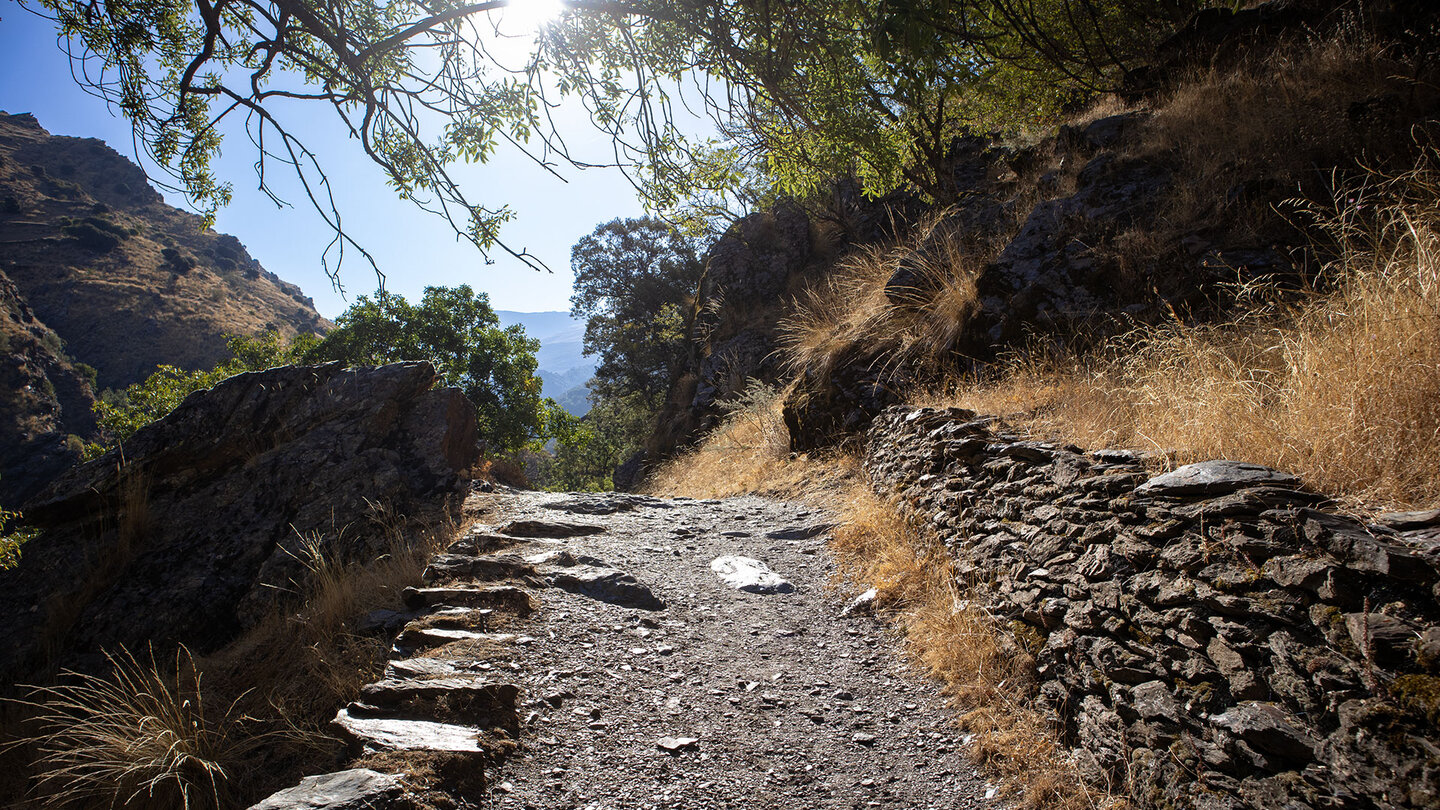 Schichtmauern begleiten den Wanderweg im Genil-Tal Schichtmauern begleiten den Wanderweg im Genil-Tal