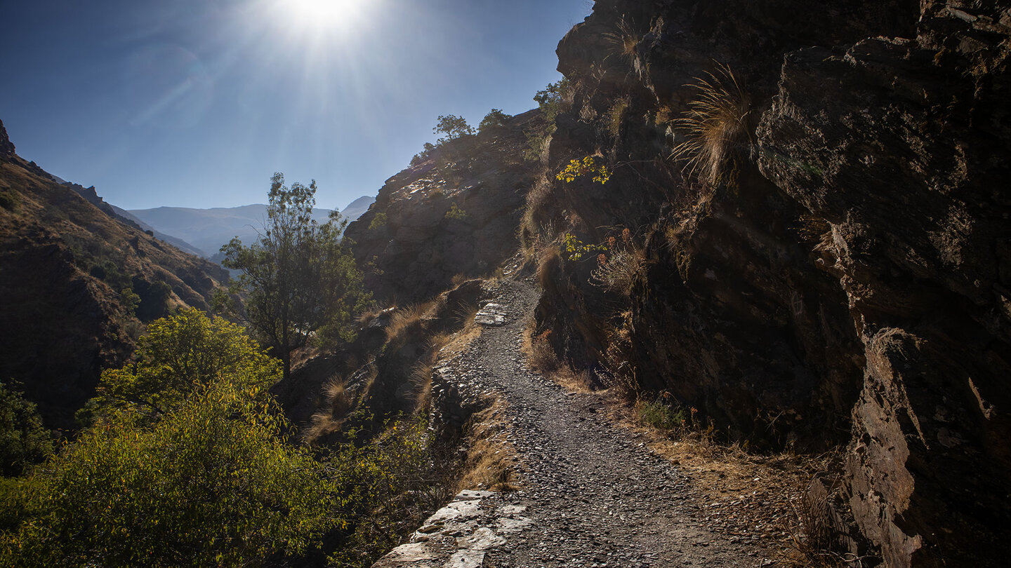 der Wanderweg Vereda de la Estrella schlängelt sich entlang Felswänden Route der Vereda de la Estrella