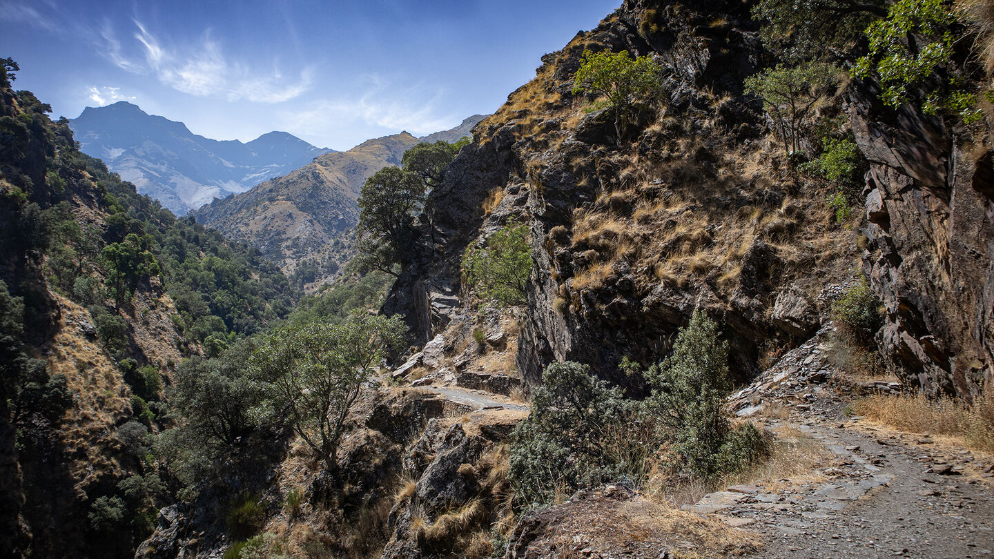 Alcazaba und Mulhacén erheben sich aus der Bergwelt der Sierra Nevada Alcazaba und Mulhacén erheben sich aus der Bergwelt der Sierra Nevada