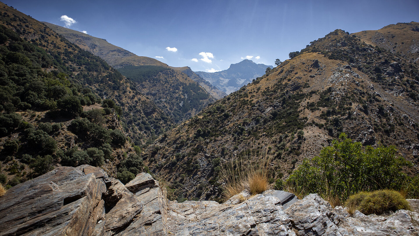 Wegverlauf der Vereda de la Estrella in der Schlucht des Río Real Blick übers Guarnón-Tal bis zum Veleta