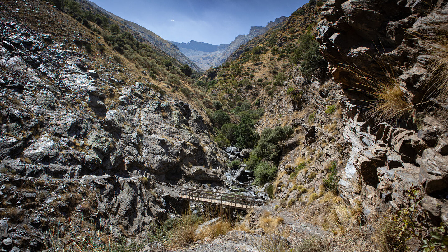 Brücke über den Bachlauf des Río Guarnón Brücke über den Bachlauf des Río Guarnón