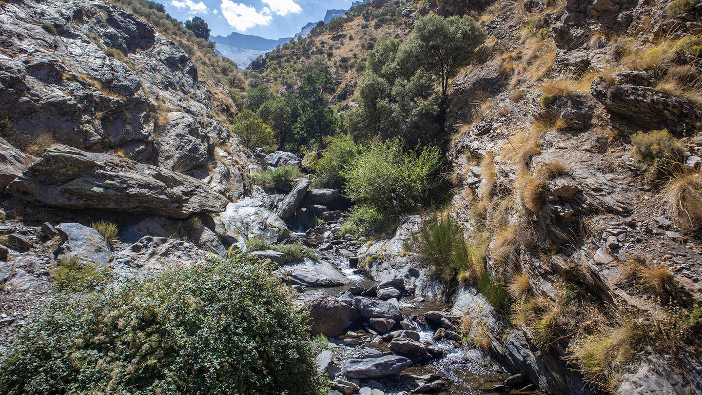 über der Schlucht des Río Guarnón erhebt sich der Veleta der Veleta über der Schlucht des Río Guarnón