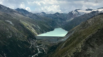 Blick auf den gewaltigen Stausee Mattmark