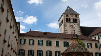 Stiftshof mit Brunnenhaus und Kirche des Kloster Neustift