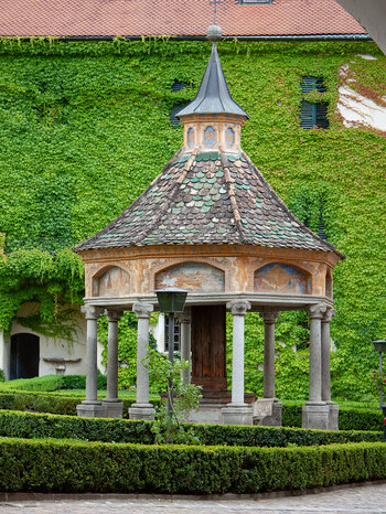 Brunnen der Wunder im Stiftshof des Kloster Neustift