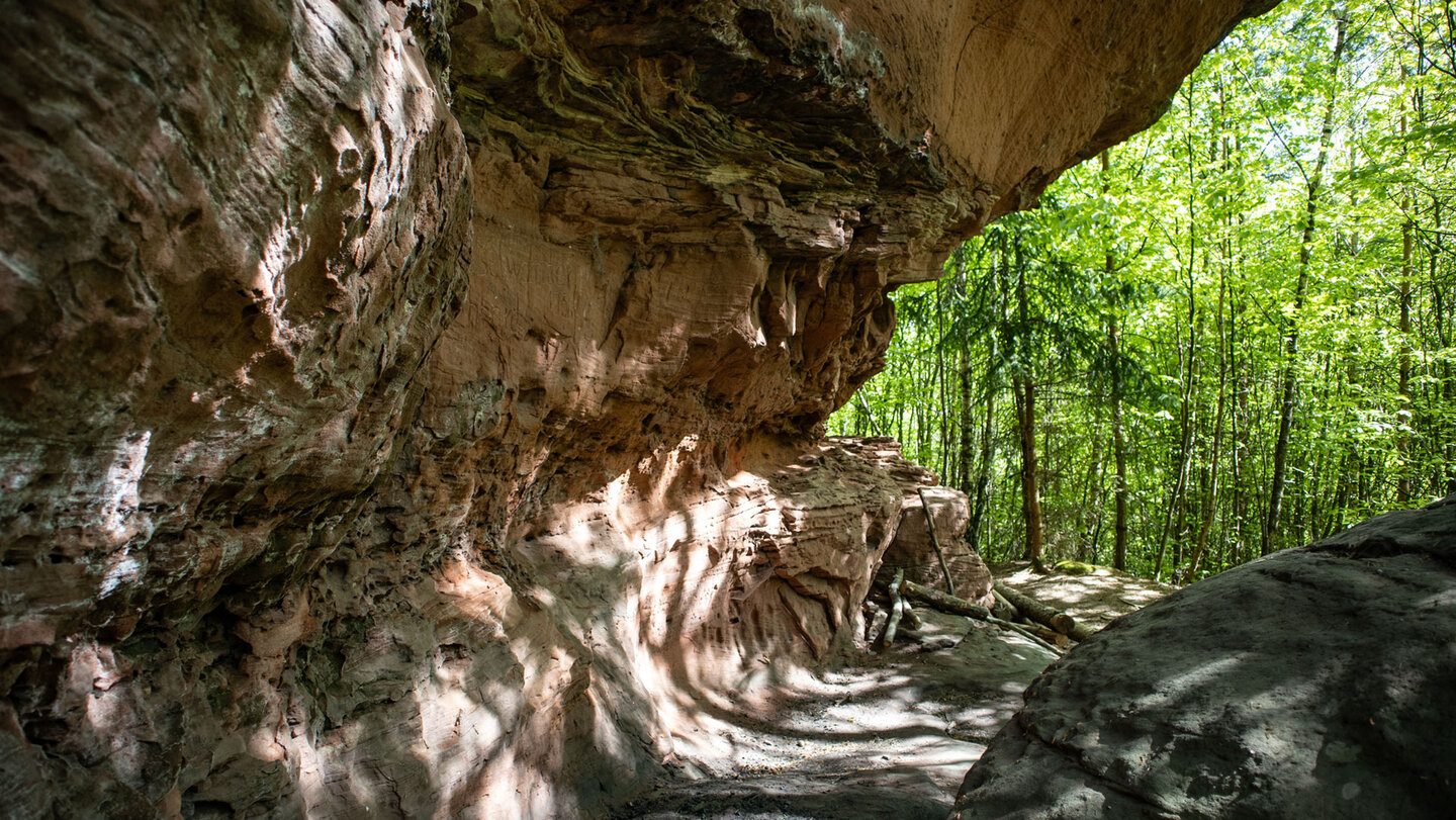 erodierter Sockel des Sandsteinfelsens auf dem Hühnerstein