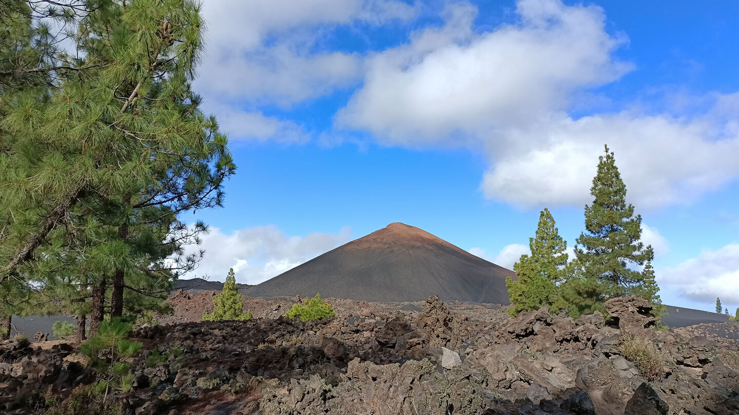 der Vulkankegel des Chinyero erhebt sich aus weiten Lapillifeldern