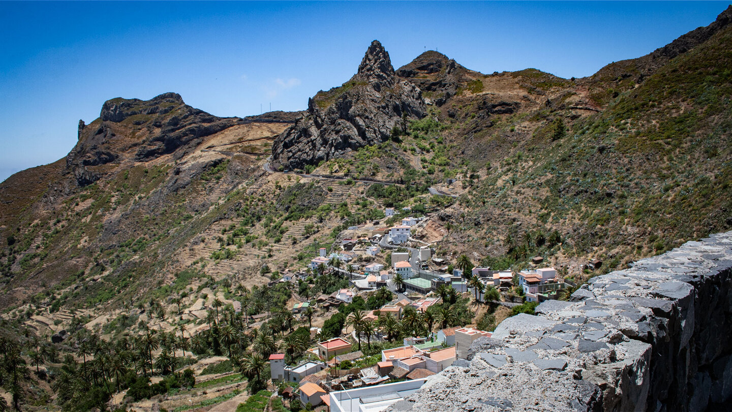 Terrassiertes Bergdorf Imada, La Gomera, umrahmt von markanten Felsen.