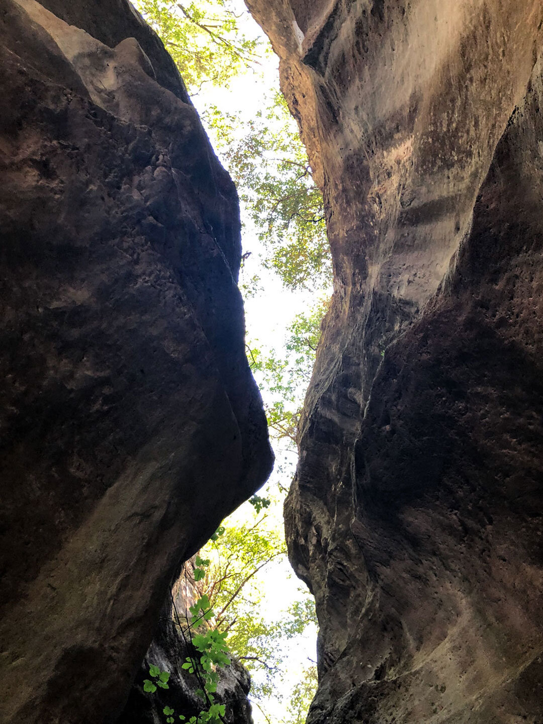 die Felsen der Sarakina-Schlucht wirken, als wären sie mittig gespalten die Felsen der Sarakina-Schlucht wirken, als wären sie mittig gespalten