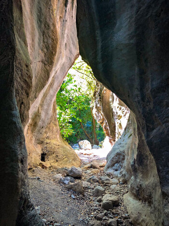 die Felswände der Sarakina-Schlucht ragen in den Himmel
