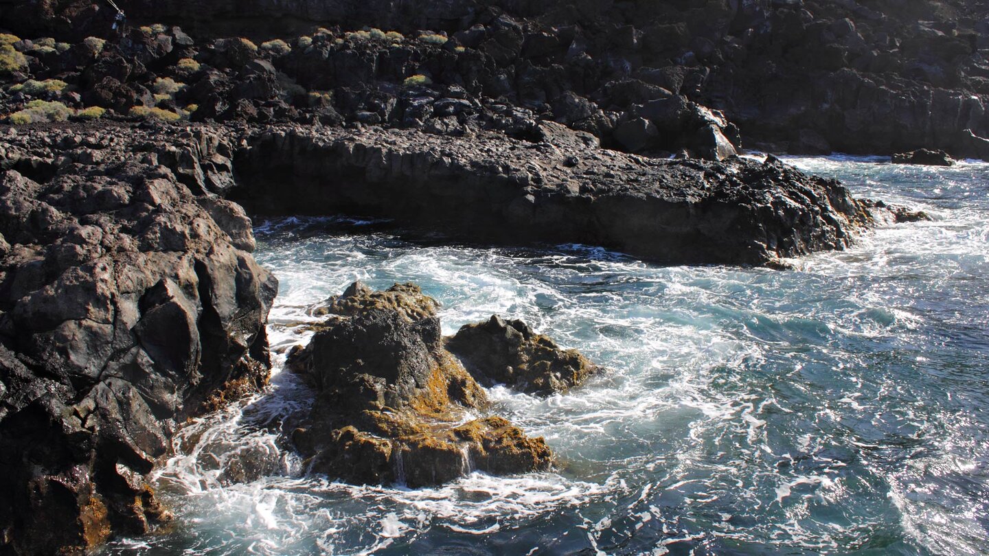 schroffe Basaltfelsen an der Küste der Punta Orchilla auf El Hierro schroffe Basaltfelsen an der Küste der Punta Orchilla auf El Hierro