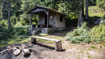 Rastplatz Seehütte beim Glaswaldsee lädt zu einer Rast ein