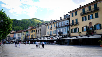 historische Bauten entlang der Uferpromenade in Cannobio