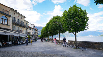 Blick entlang der Uferpromenade am Lago Maggiore in Cannobio
