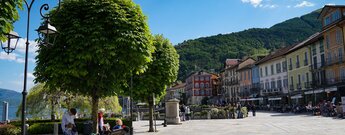 Blick über die lebendige Uferpromenade mit ihren historische Bauten in Cannobio