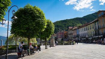 Blick über die lebendige Uferpromenade mit ihren historische Bauten in Cannobio