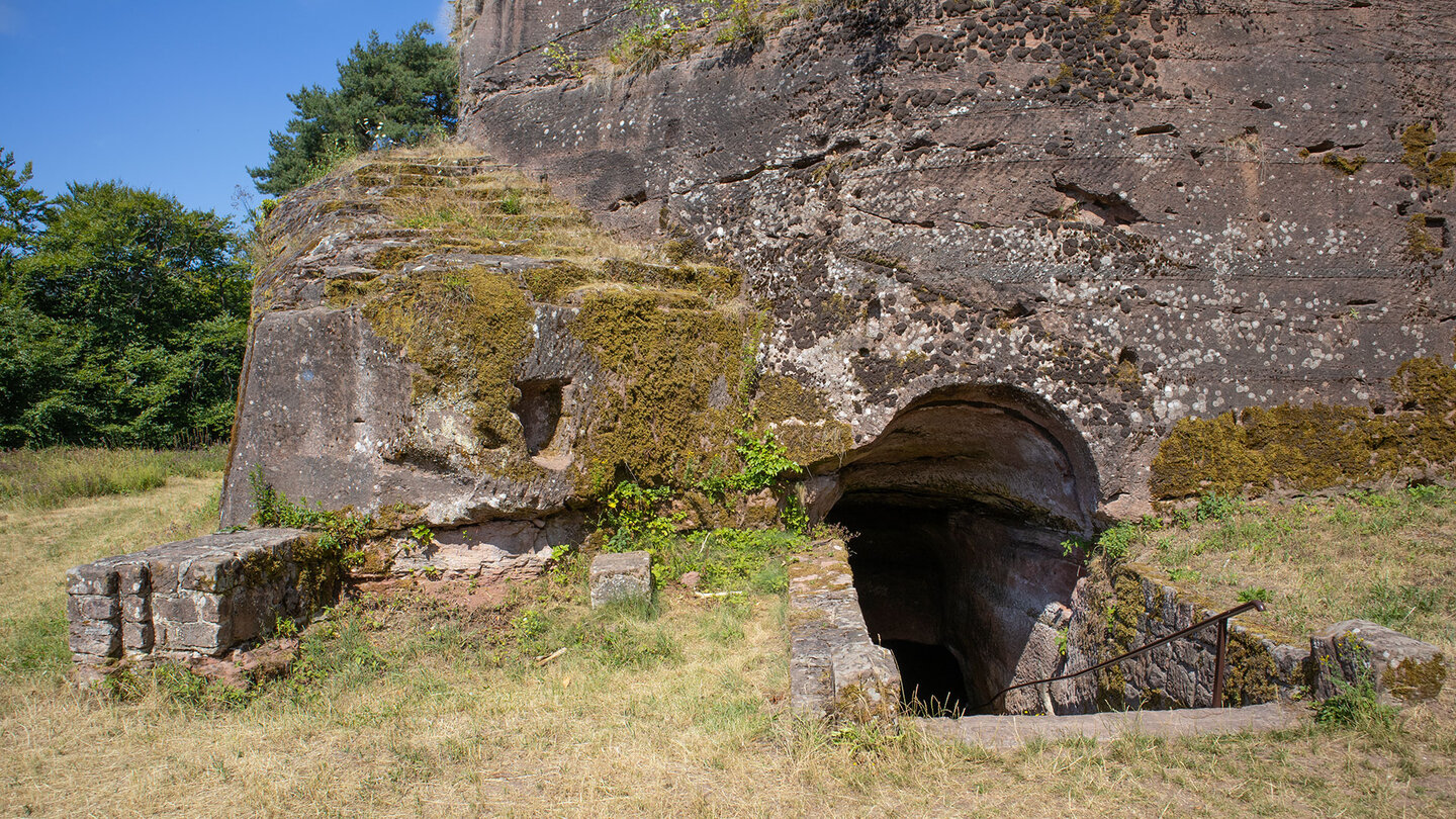 der Felsenkeller im Burgfels der Burg Ramburg Felsenkeller im Burgfels der Burg Ramburg