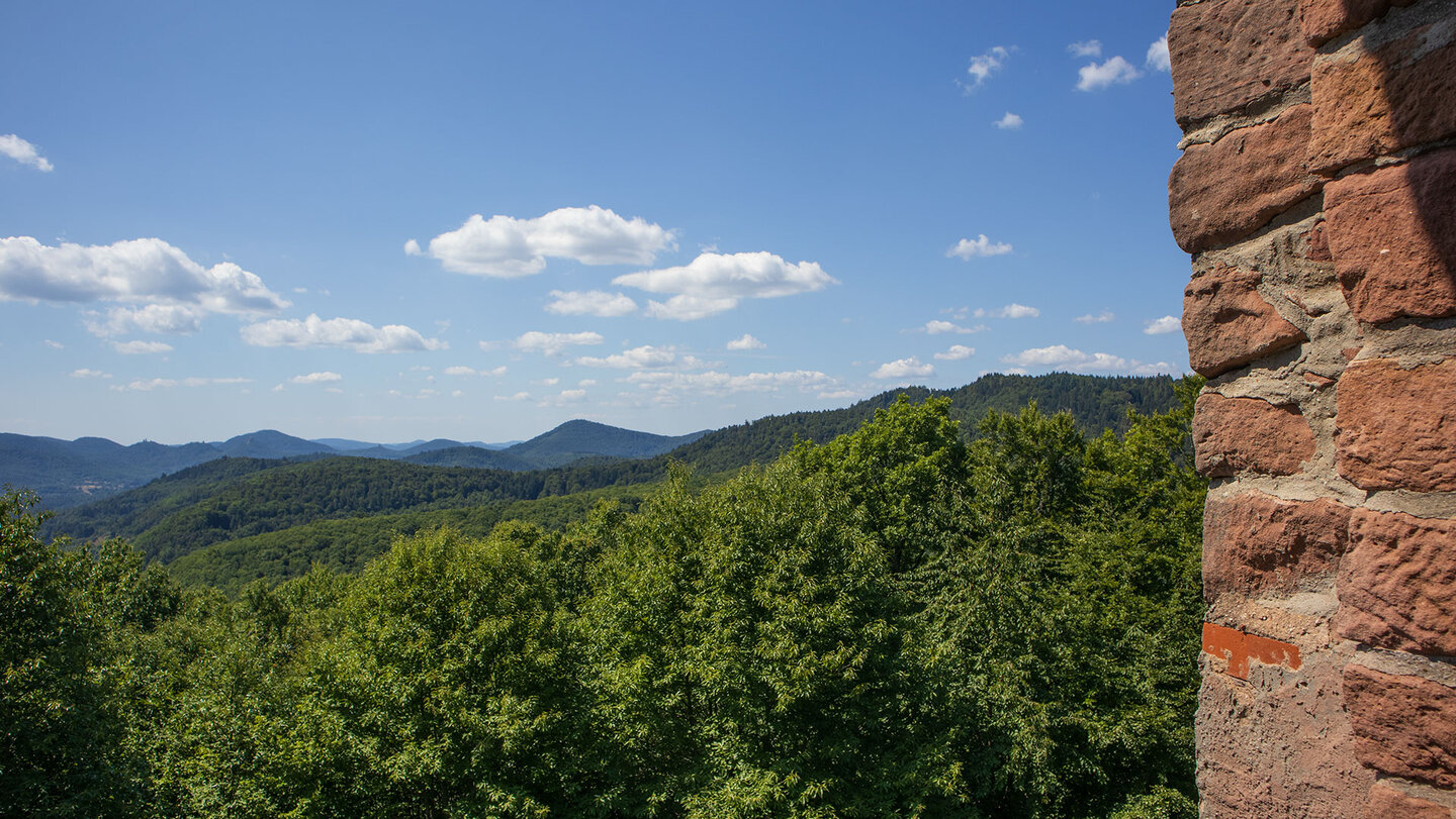 von der Burg Ramburg aus bietet sich ein Blick über die bewaldeten Hügel des Wasgaus Blick über die Hügel des Wasgaus von der Burg Ramburg