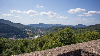 Panorama der Burg Ramberg bis zur Trifelsgruppe