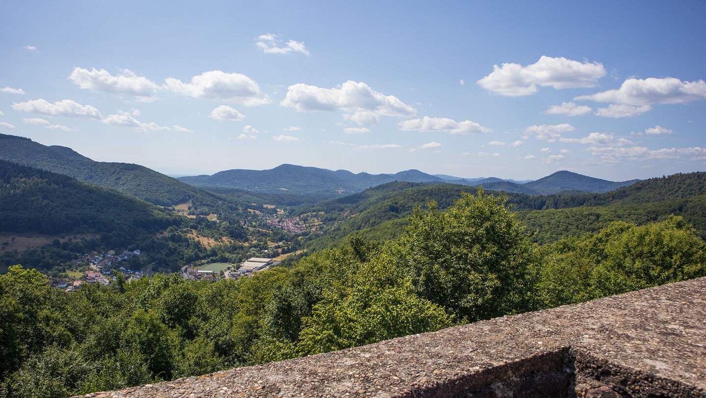 das Panorama der Burg Ramberg reicht bis zur Trifelsgruppe Panorama der Burg Ramberg bis zur Trifelsgruppe