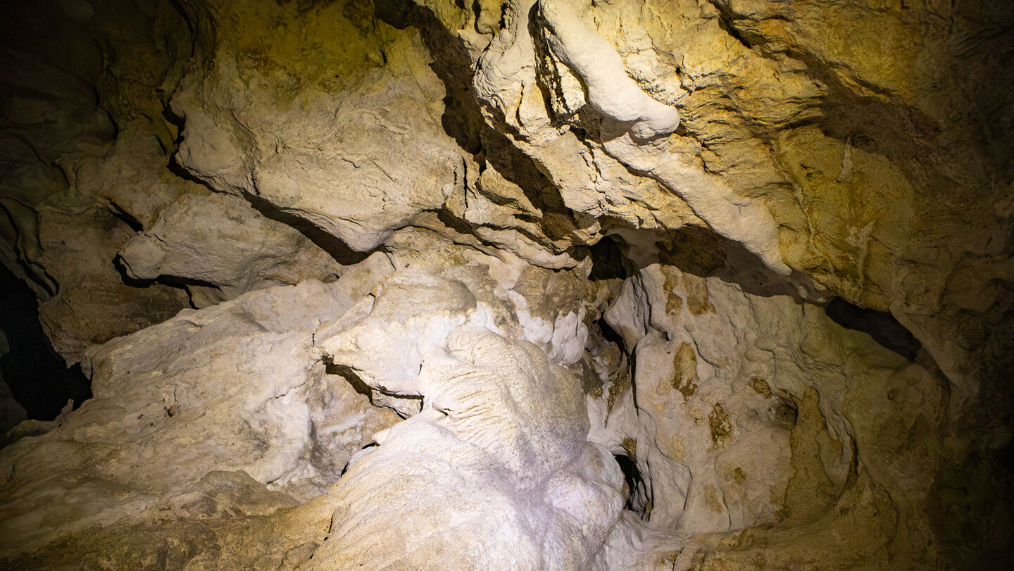Nahaufnahme der Kalksteinformationen im Inneren der Sperberloch-Höhle im Donaubergland.