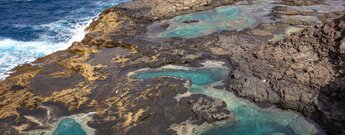 die Meerwasserpools Los Charcones an der Küste bei Playa Balnca