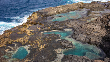 die Meerwasserpools Los Charcones an der Küste bei Playa Balnca