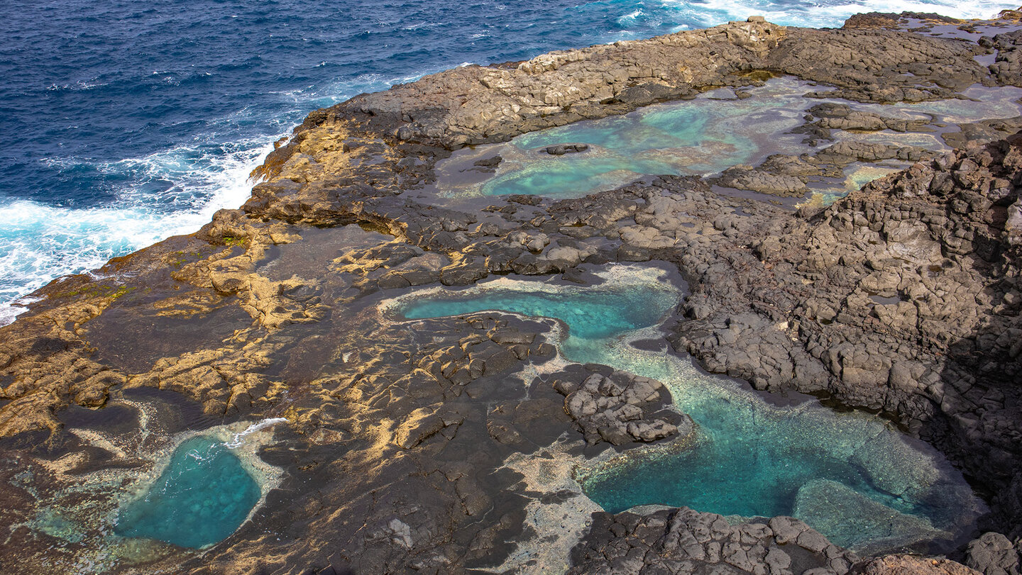 die natürlichen Meerwasserpools Los Charcones an der Küste bei Playa Balnca die Meerwasserpools Los Charcones an der Küste bei Playa Balnca