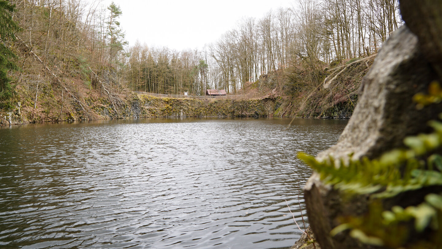 Blick über den Basaltsee am Ulmenstein Basaltsee am Ulmenstein