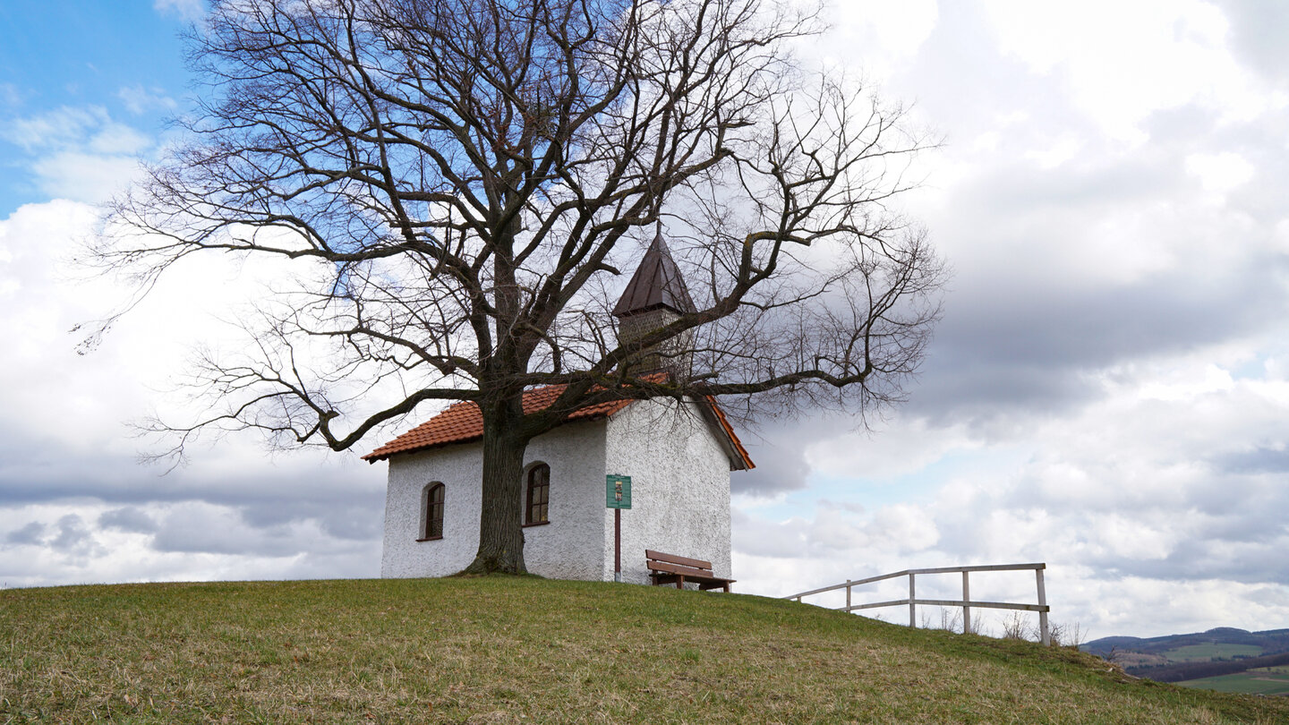 Blick hinauf zur Linsbergkapelle Blick zur Linsbergkapelle