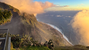 Felsklippen und Paul do Mar bei Sonnenuntergang