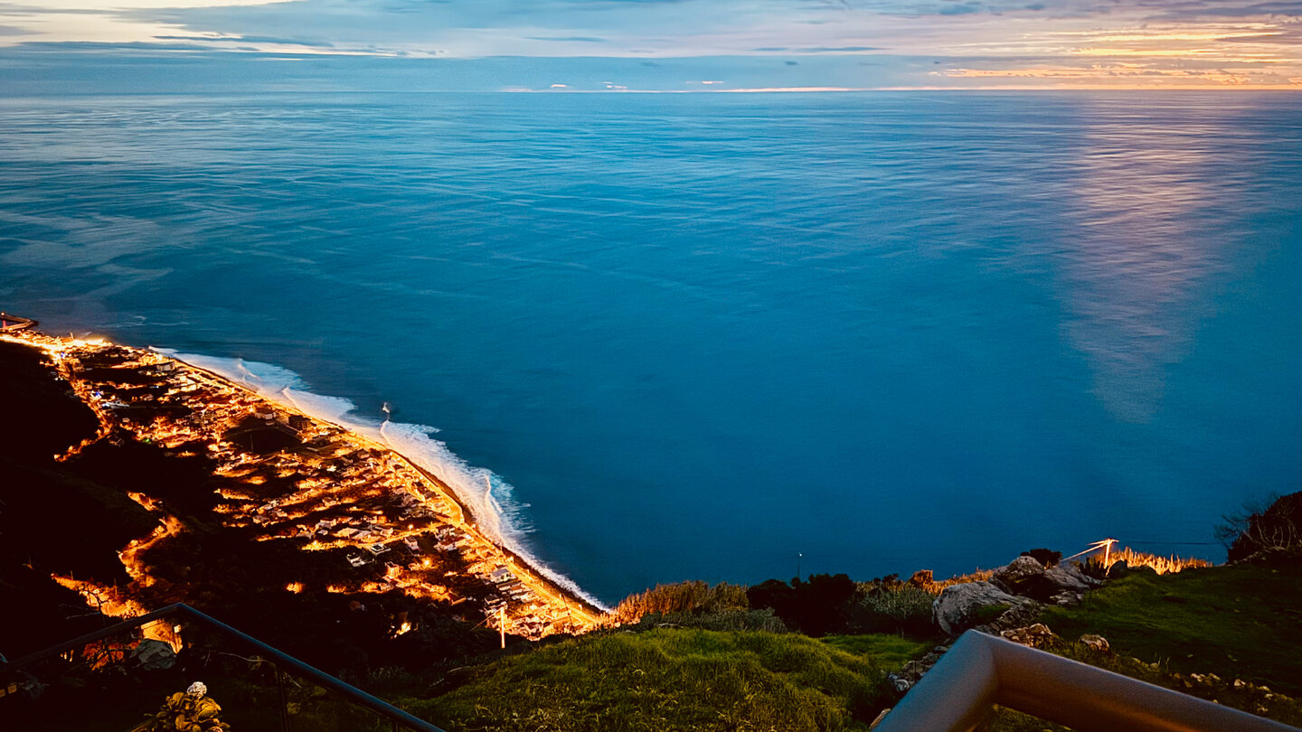 Ausblick auf das nächtliche Paul do Mar von den OurMadeira – Sunset Cliff Villas auf Madeira Ausblick auf das nächtliche Paul do Mar von den OurMadeira – Sunset Cliff Villas