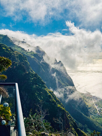 Blick von den Sunset Cliff Villas auf Steilklippen und Paul do Mar