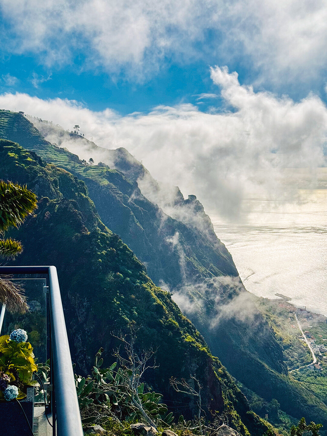 Blick von den Sunset Cliff Villas auf Steilklippen und Paul do Mar auf Madeira Blick von den Sunset Cliff Villas auf Steilklippen und Paul do Mar