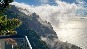 in Wolken gehüllte Steilklippen an den Sunset Cliff Villas