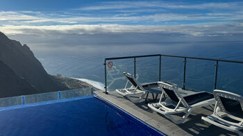 Blick vom Pool der Sunset Cliff Villas auf die Küste bei Paul do Mar