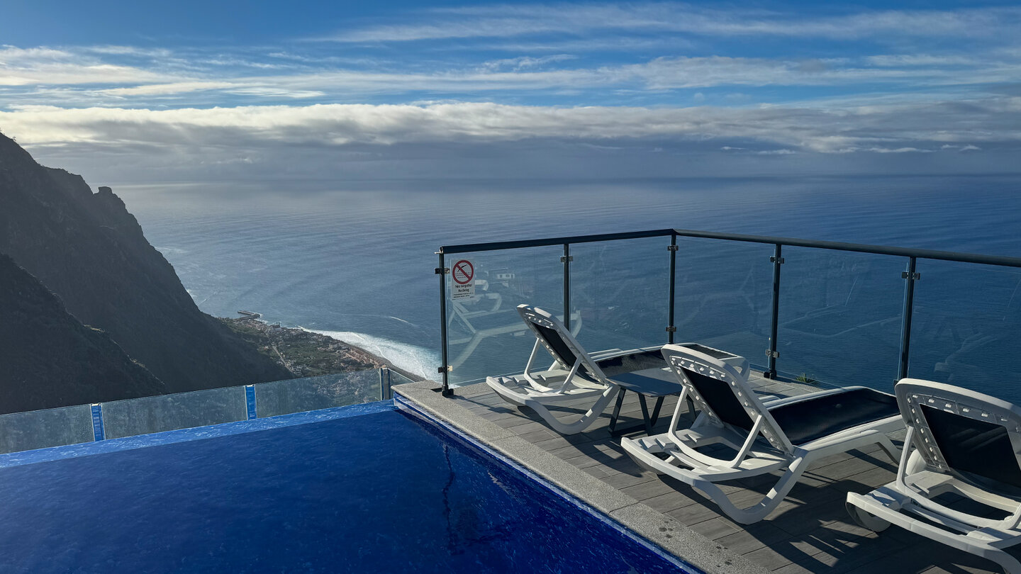 Blick vom Infinity-Pool der Sunset Cliff Villas auf die Küste bei Paul do Mar Blick vom Pool der Sunset Cliff Villas auf die Küste bei Paul do Mar