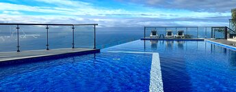 Infinity-Pool der OurMadeira – Sunset Cliff Villas auf Madeira Infinity-Pool der OurMadeira – Sunset Cliff Villas