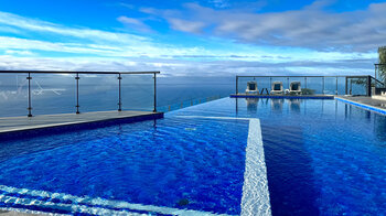 Infinity-Pool der OurMadeira – Sunset Cliff Villas