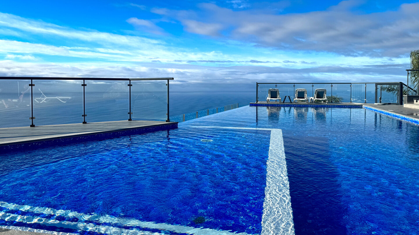 Infinity-Pool der OurMadeira – Sunset Cliff Villas auf Madeira Infinity-Pool der OurMadeira – Sunset Cliff Villas