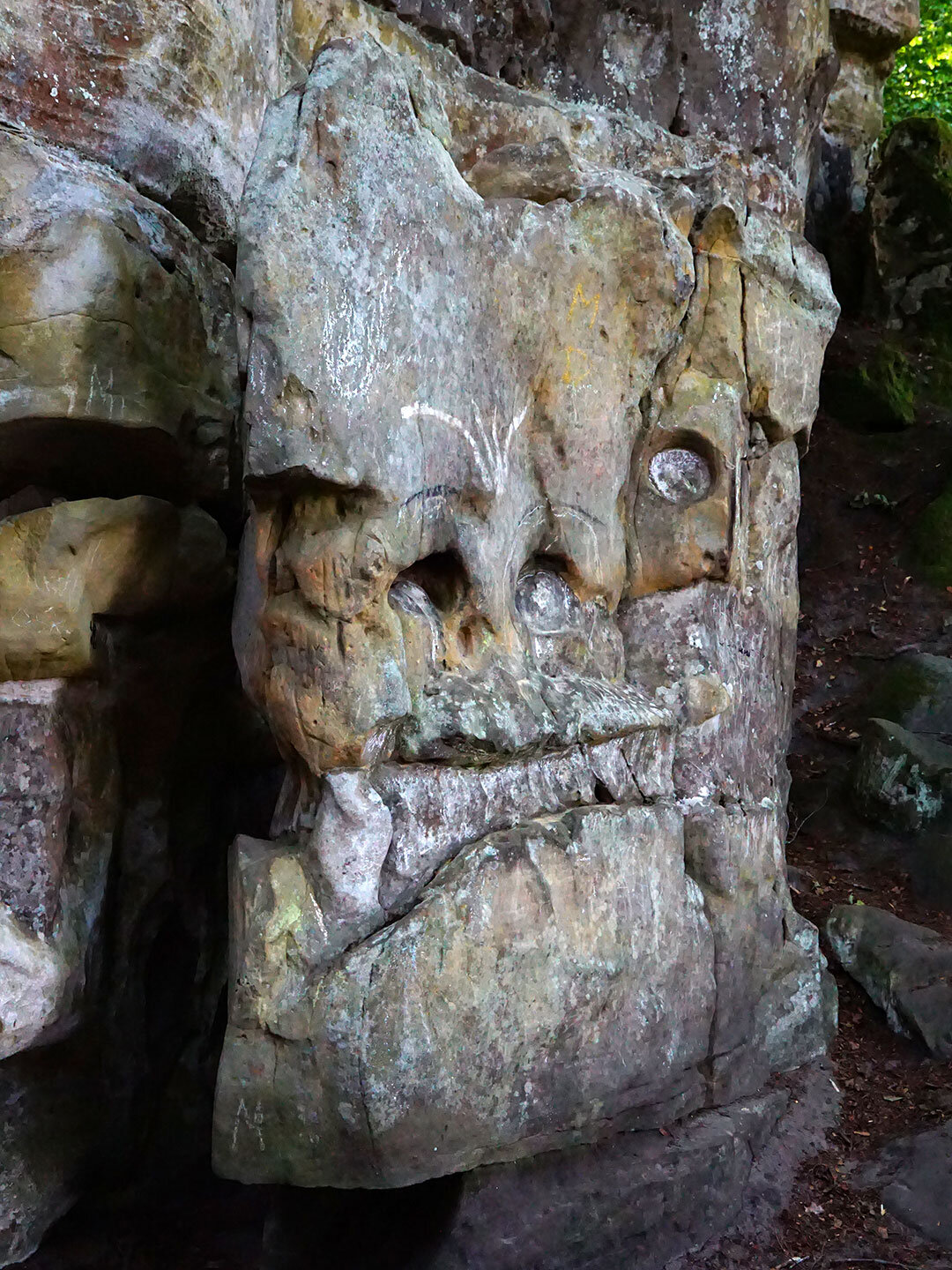 geheimnisvolle Gesichter in den Felsformationen der Teufelsschlucht in der Eifel geheimnisvolle Gesichter in den Felsformationen der Teufelsschlucht