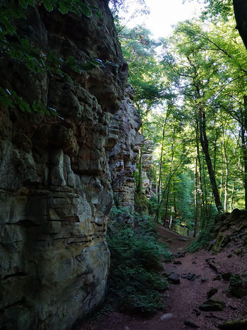 Wanderpfad an den Felsformationen der Teufelsschlucht
