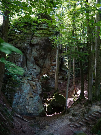Treppen führen an die Felsen der Teufelsschlucht