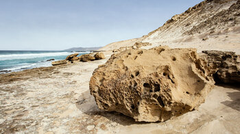 die erodierten Sandsteinfelsen am Küstenwanderweg zeigen erstaunliche Musterungen