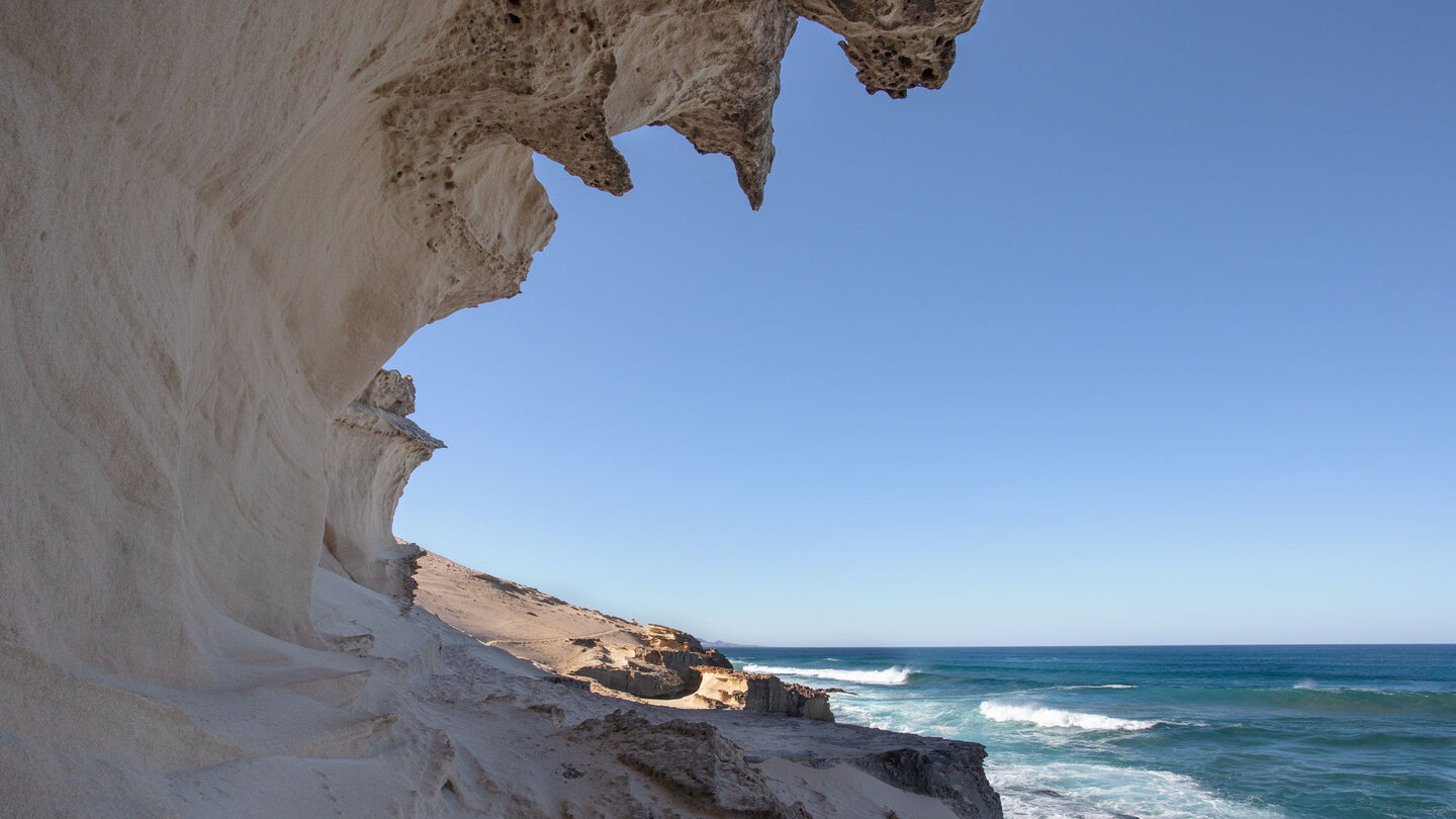 vom Wind geschliffene Sandsteinwand am Wanderweg