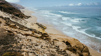 Blick vom Wanderweg oberhalb der Playa de Barlovento entlang der Westküste
